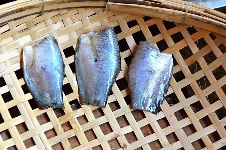 Cá sặc bướm được xếp lên mẹt, phơi dưới ánh nắng trực tiếp