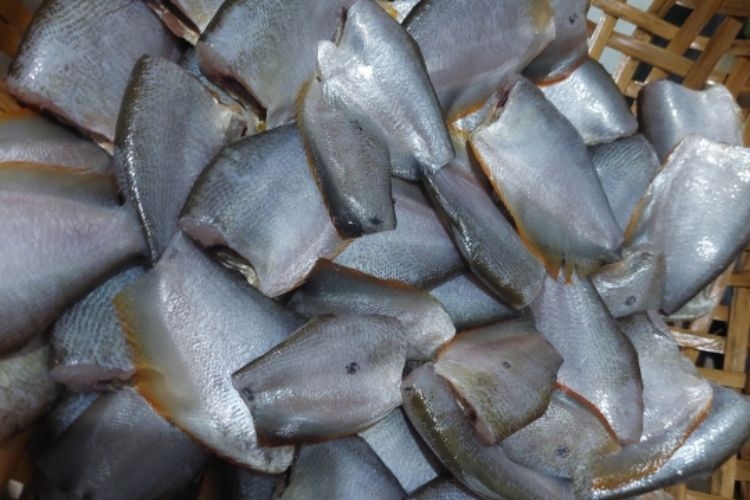 Sơ chế cá sặc bướm trước khi làm khô