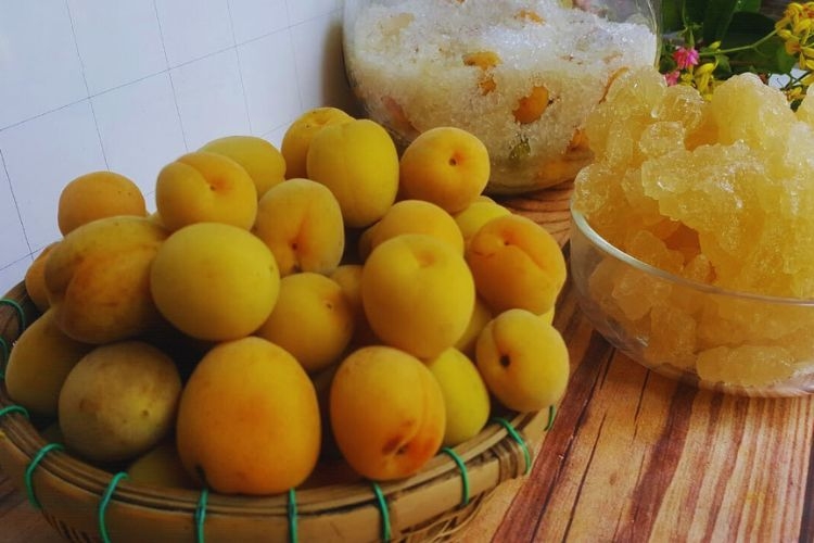 Quả mơ và đường là 2 nguyên liệu quan trọng