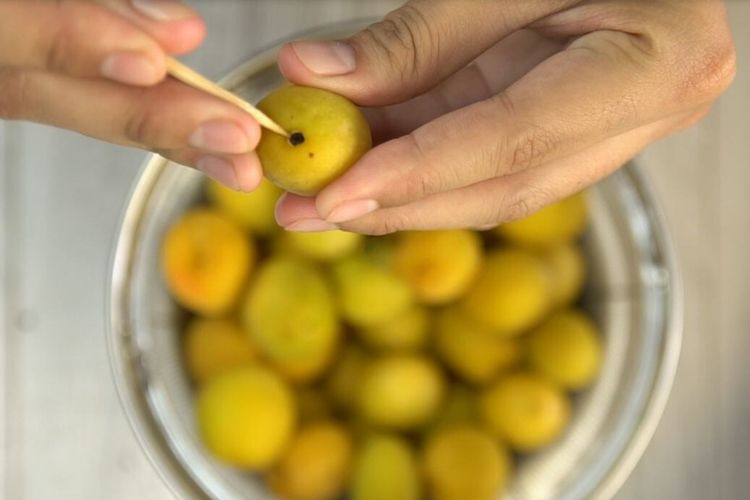 Lấy cuống quả mơ trước khi ngâm