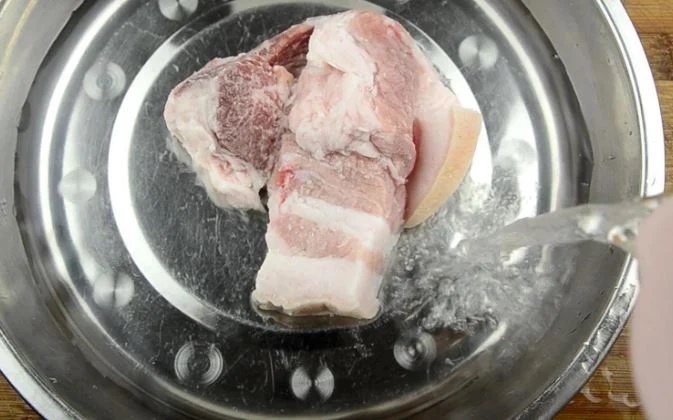 rã đông thịt bằng nước sôi 2