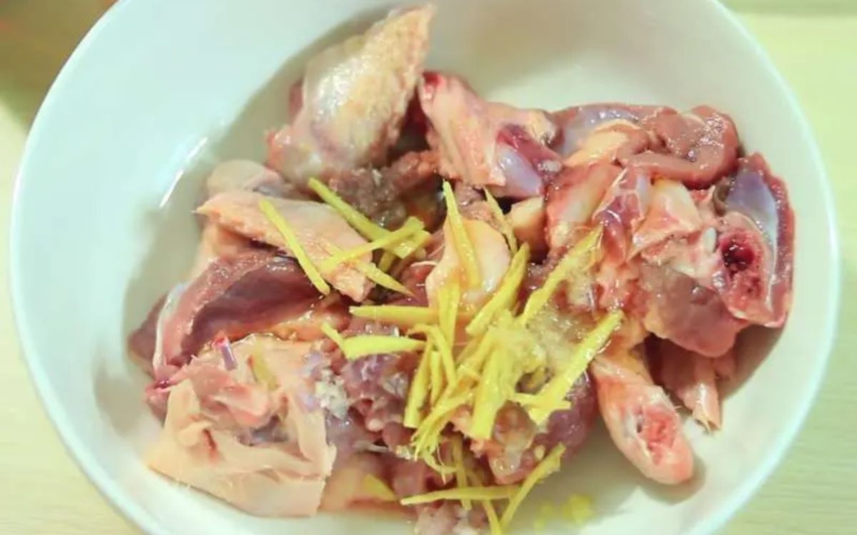 Bước 2: Ướp&nbsp;thịt vịt