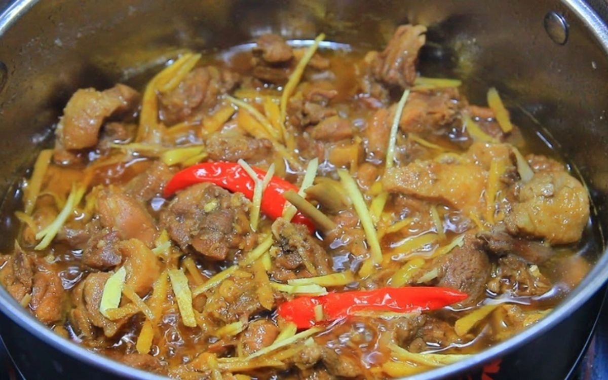Bước 4: Kho thịt vịt với gừng