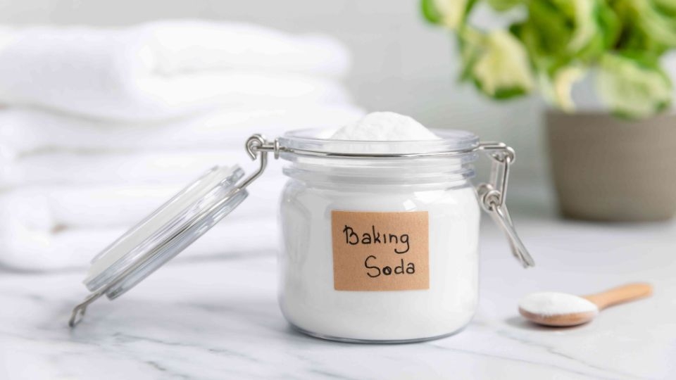 Rửa ly sứ bằng baking soda