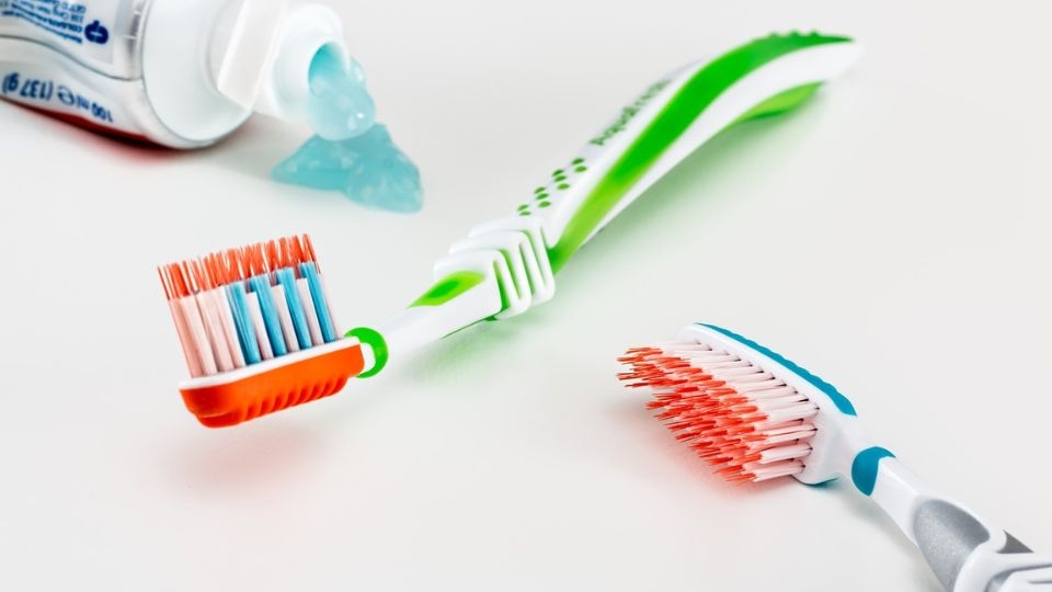 Rửa ly sứ bằng kem đánh răng