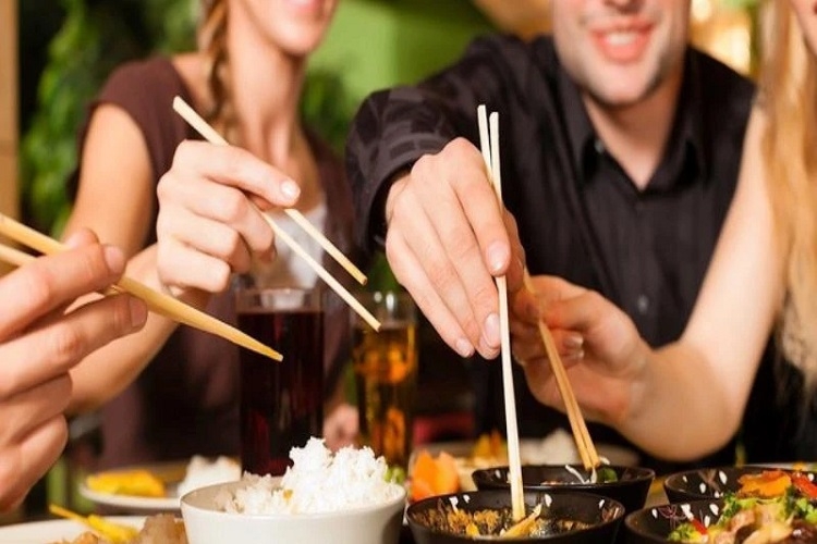 Dùng lâu ngày, đũa sẽ bị trầy xước, ăn mòn, oxy hoá