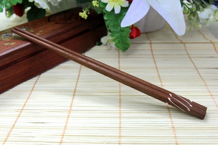 Dùng đũa gỗ khoảng 6 tháng thì nên thay mới