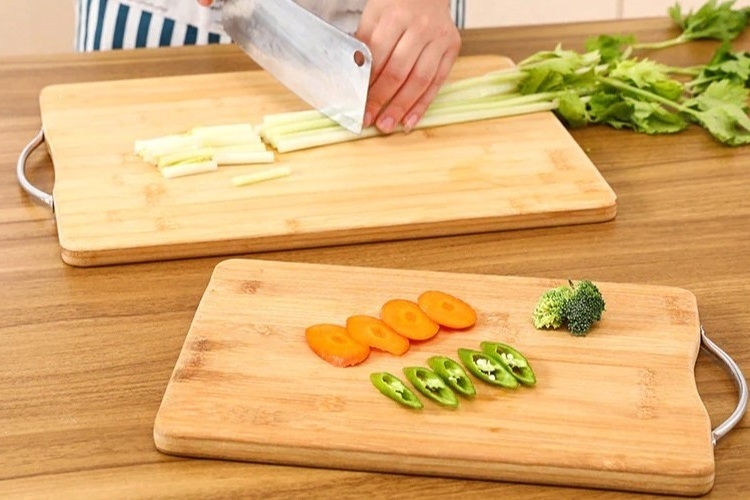 Thớt tre có bề mặt láng mịn, bằng phẳng