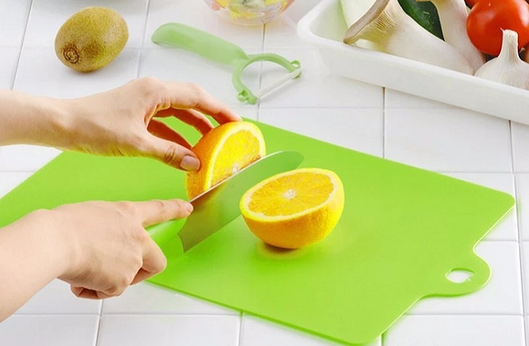 Thớt nhựa màu sắc bắt mắt, không thấm nước