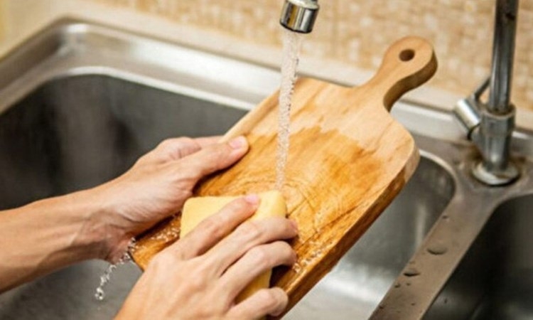 Nên dùng vải mềm để vệ sinh thớt