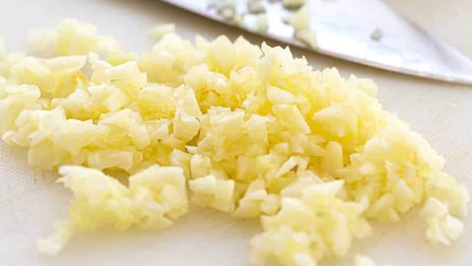 Bước 3: Chế biến sốt bơ tỏi