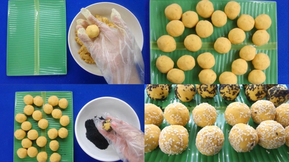 Tán nhuyễn khoai và trộn hỗn hợp bánh.
