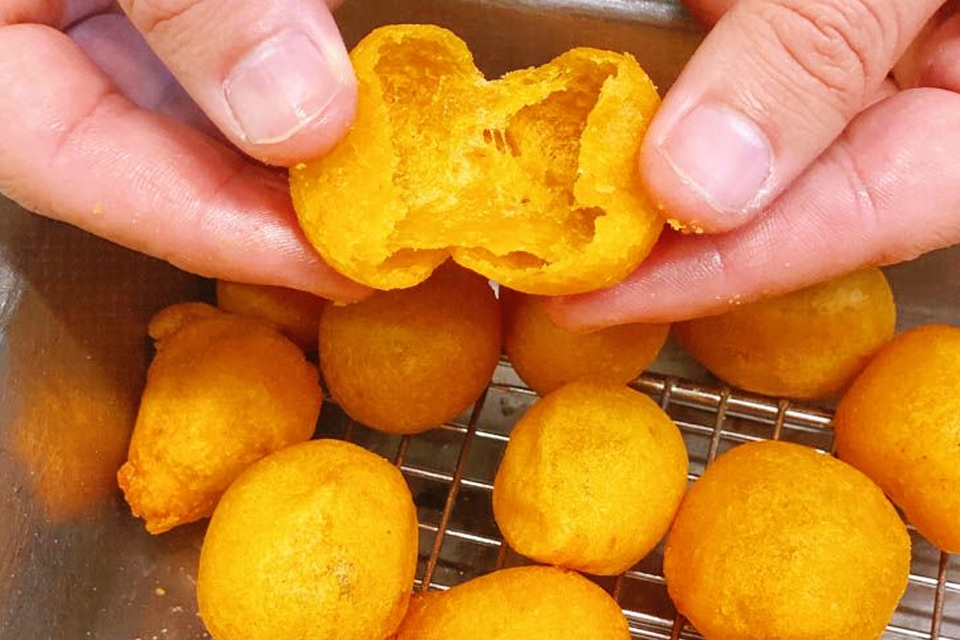 Bánh khoai lang bong bóng chiên phần vỏ giòn, bên trong dẻo thơm ngon.