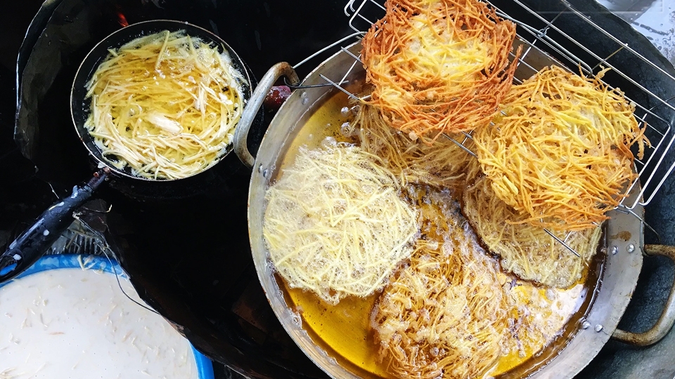 Mẹo chiên bánh khoai lang giòn rụm, bắt mắt.