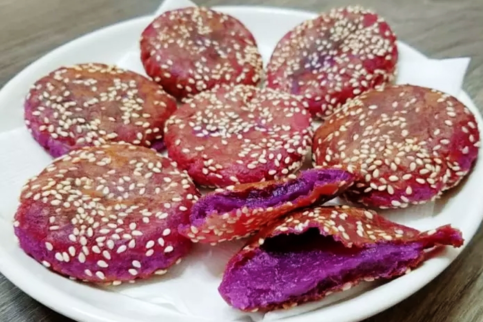 Bánh khoai lang chiên phồng giòn rụm, hấp dẫn.
