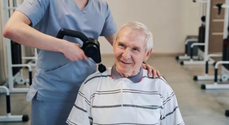 Có nên mua máy massage cầm tay cho người già không và những lợi ích khi sử dụng 1