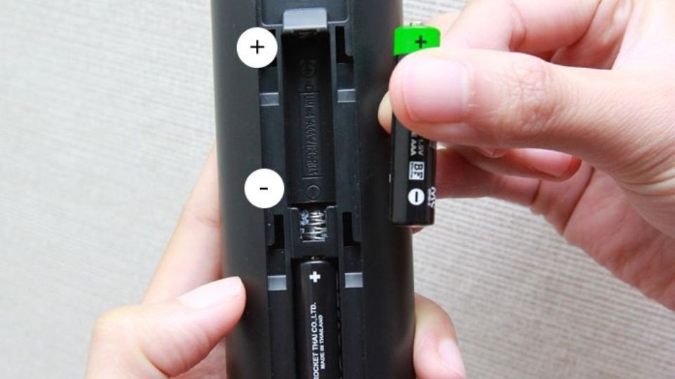 Bước 1: Trước khi bắt đầu sửa chữa, hãy tháo pin khỏi điều khiển tivi.