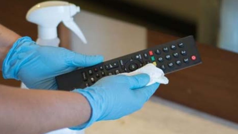 Bước 6: Lắp lại điều khiển tivi một cách cẩn thận, đảm bảo chính xác như ban đầu và kiểm tra xem điều khiển có hoạt động không. Nếu không, hãy liên hệ với các cửa hàng sửa chữa điện tử để được kiểm tra hoặc có thể mua một chiếc điều khiển mới.