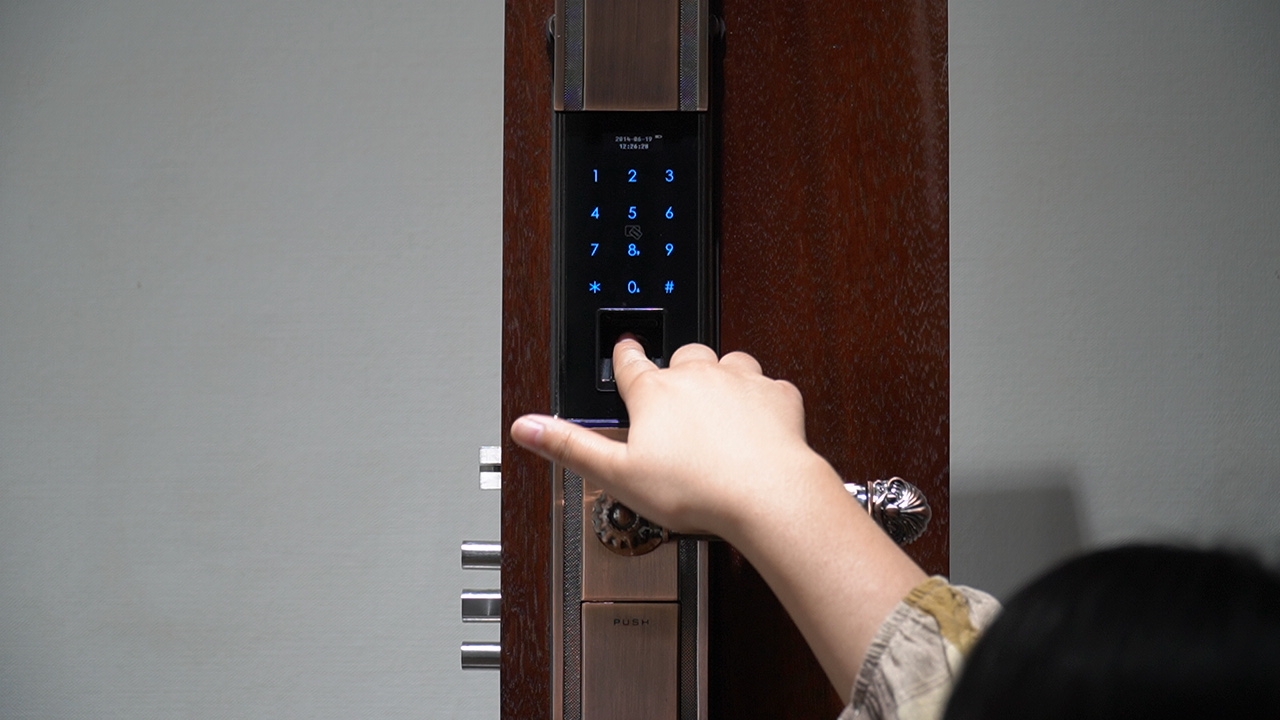 Cách mở khóa cửa điện tử 2