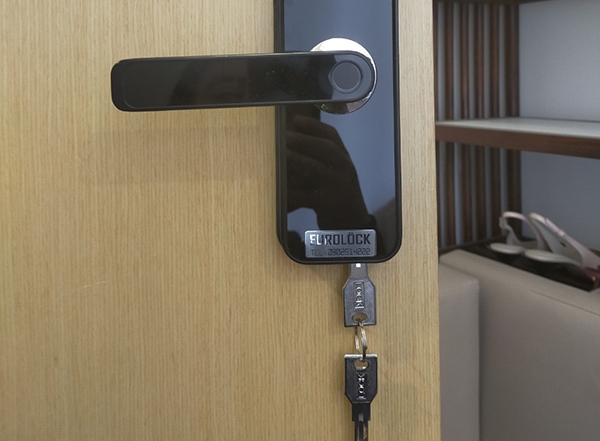 Cách mở khóa cửa điện tử 6