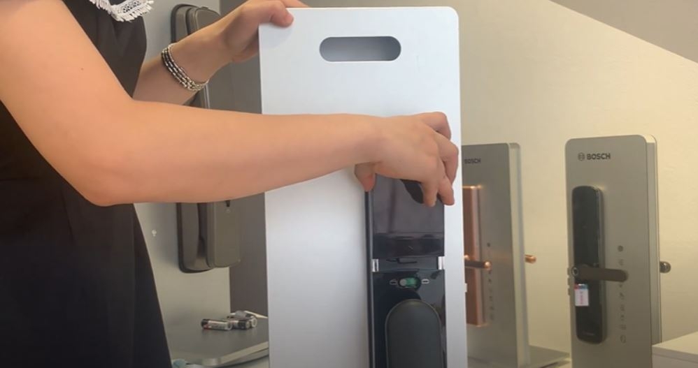 Cách mở khóa cửa điện tử 9