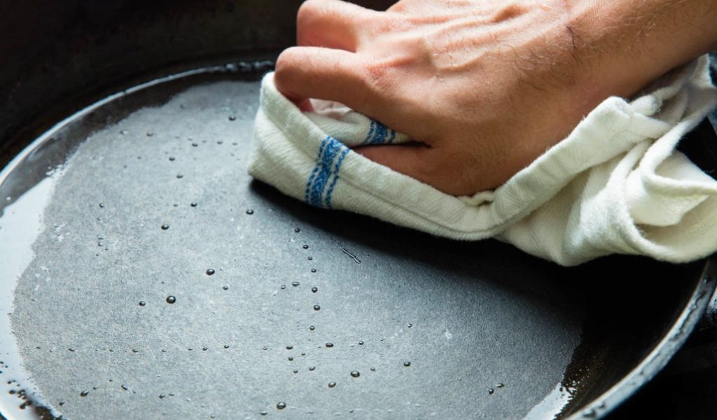 Cách sử dụng nồi gang mới mua và bảo quản đúng để dùng được chất lượng và bền lâu 4