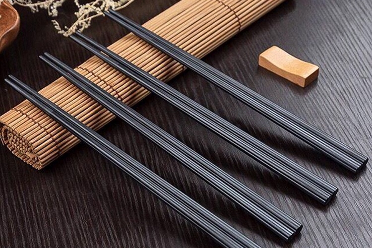 Đũa nhựa đẹp mắt, dễ cầm nắm