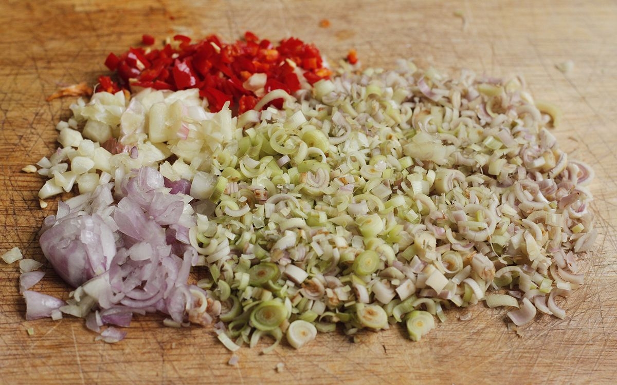 Bước 2: Sơ chế các nguyên liệu khác