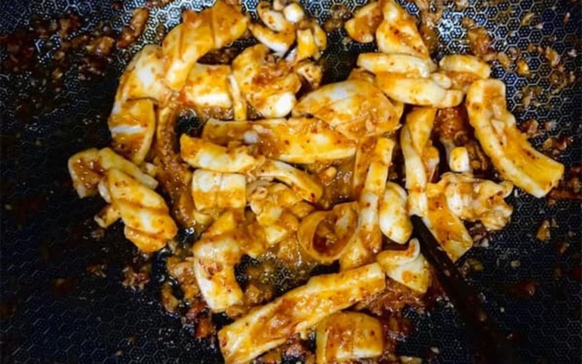 Bước 4: Làm mực xào sả ớt