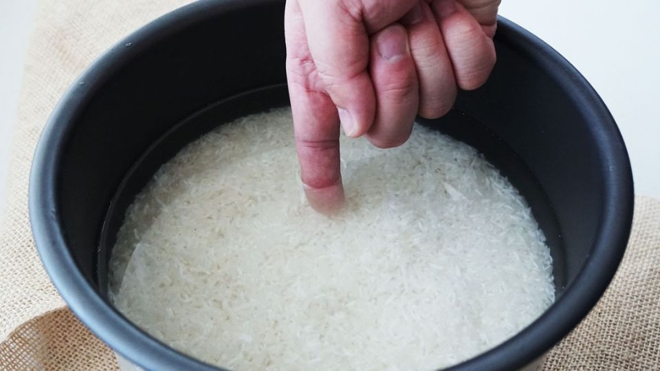 Nồi cơm điện bị dính nước (3)