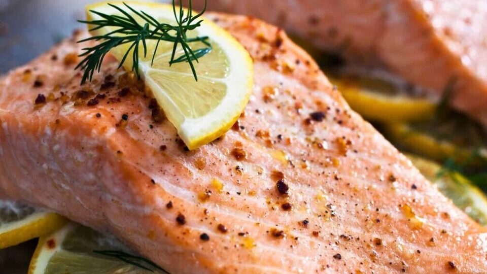 Cá hồi nướng chanh vàng thì là