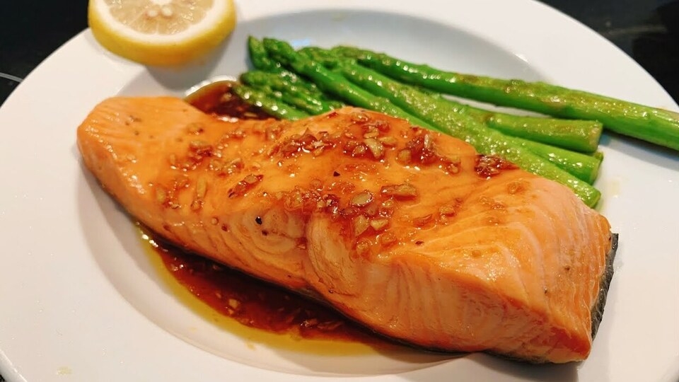 Cá hồi sốt xì dầu mật ong với măng tây