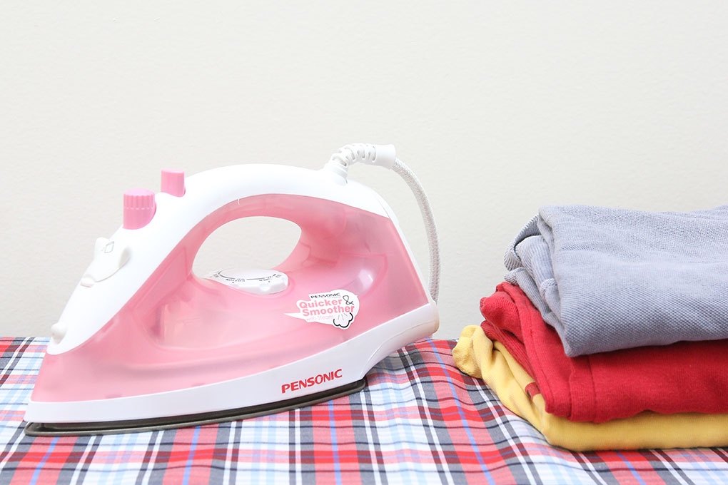 Bàn ủi Pensonic, một công cụ hữu ích hỗ trợ làm phẳng quần áo hàng ngày của gia đình