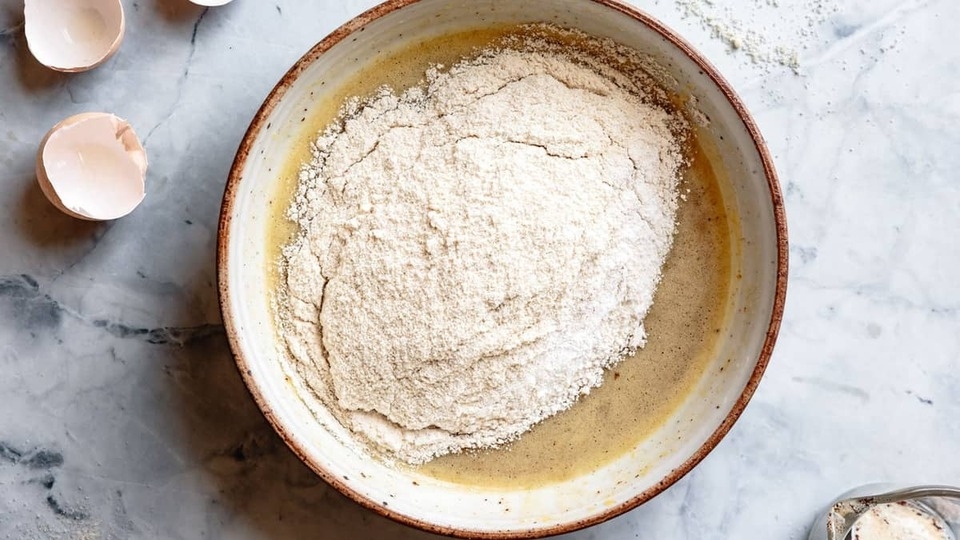 Đánh hỗn hợp trứng đường cùng bột