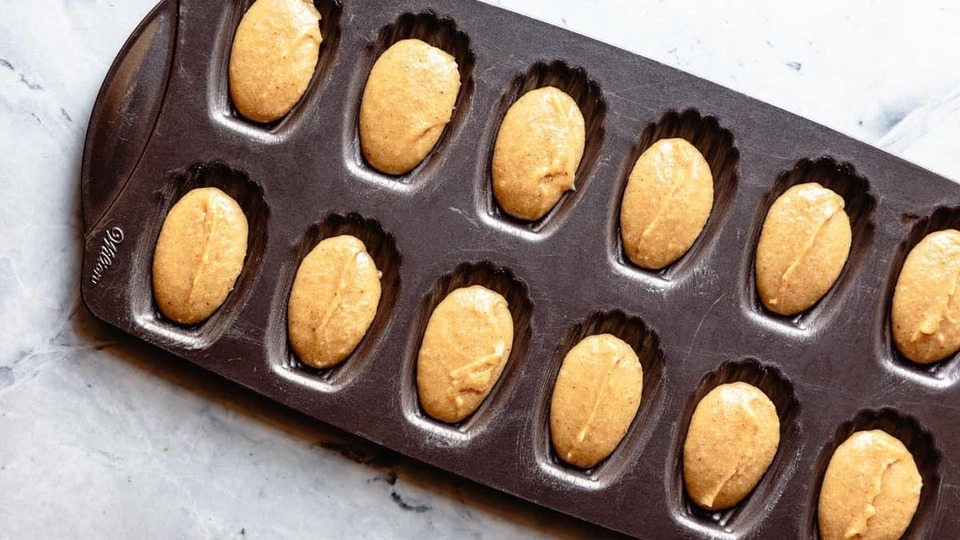 Cho bột vào khuôn