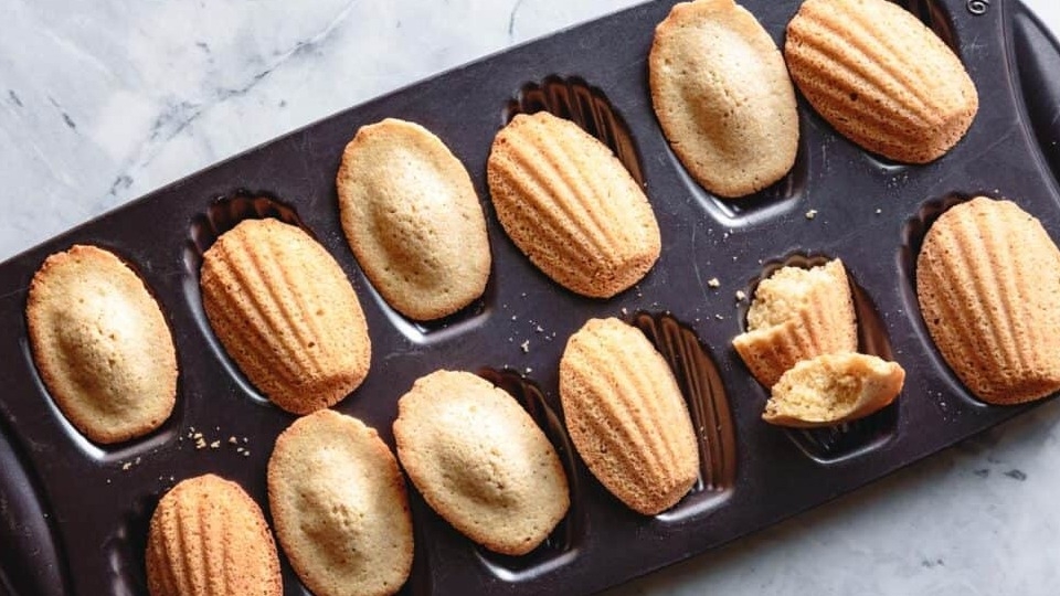 Nướng bánh madeleine trong lò nướng