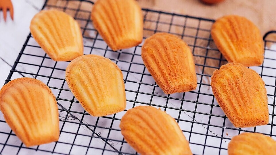 Cho bánh đã chính lên rack để chờ nguội