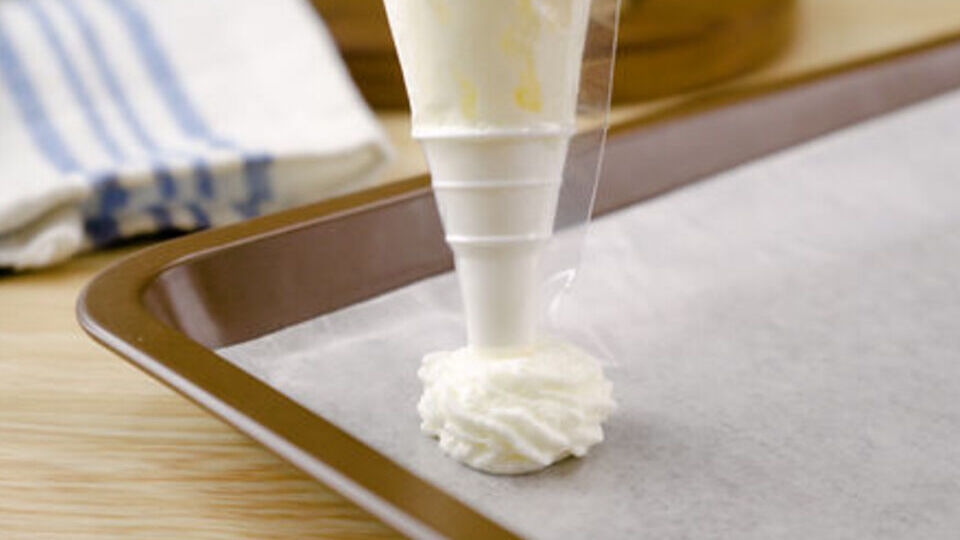 Chia nhỏ whipping cream đã đánh bông để bảo quản trong tủ đông