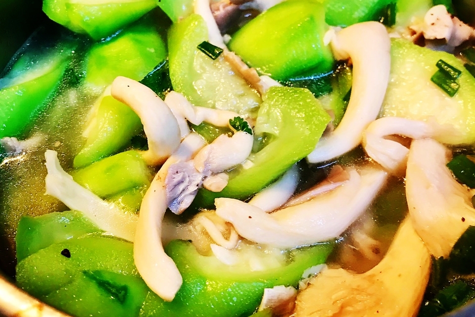 Nấm bào ngư xào mướp.