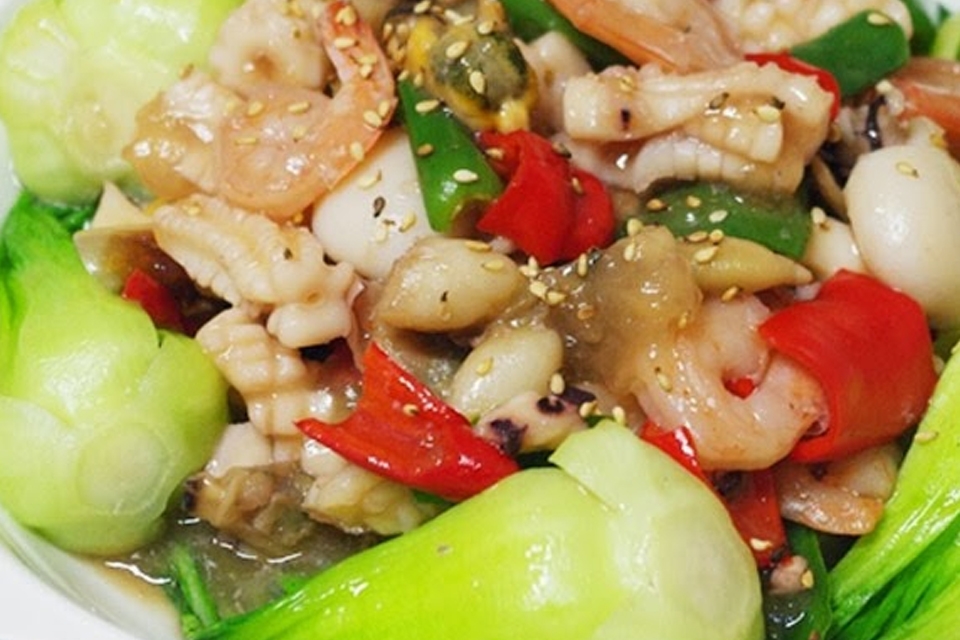 Nấm bào ngư xào tôm rau cải.