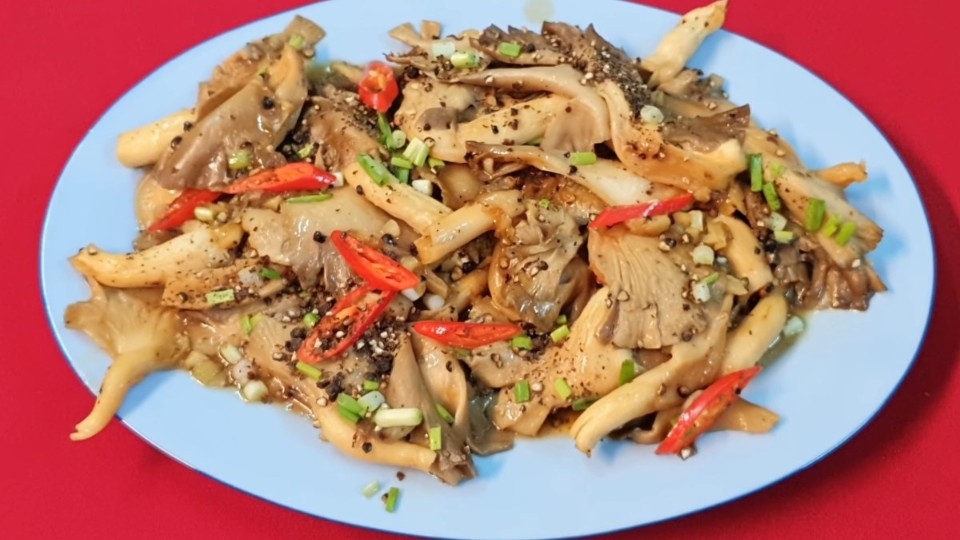 Nấm bào ngư xào sả ớt.