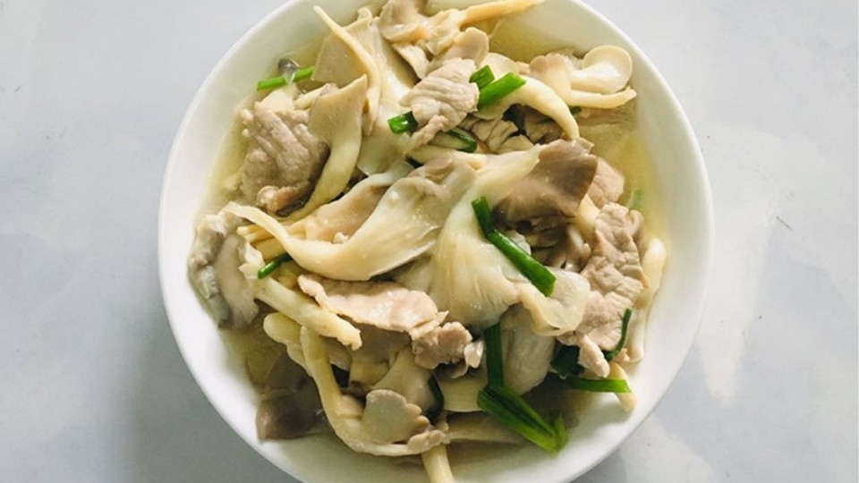 Nấm bào ngư xào thịt heo.