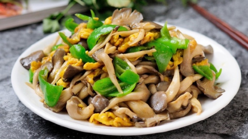 Nấm bào ngư xào trứng gà.