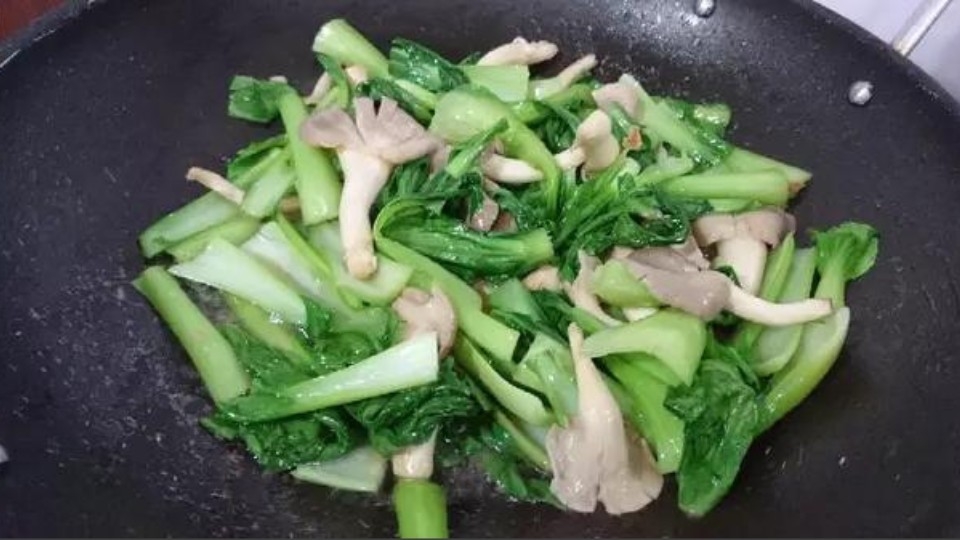 Nấm bào ngư xào cải thìa.