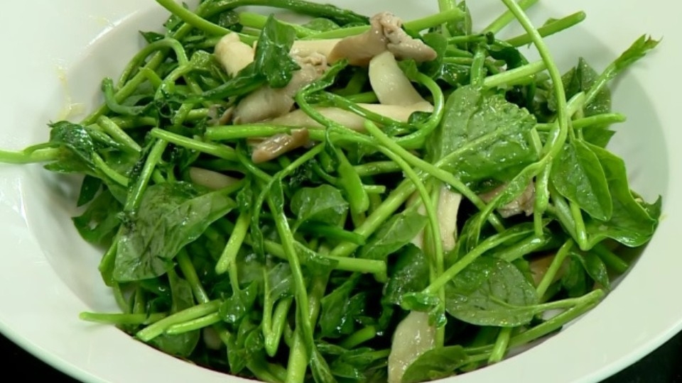 Nấm bào ngư xào mồng tơi.