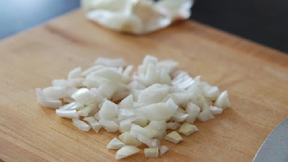 Bước 1: Sơ chế các nguyên liệu