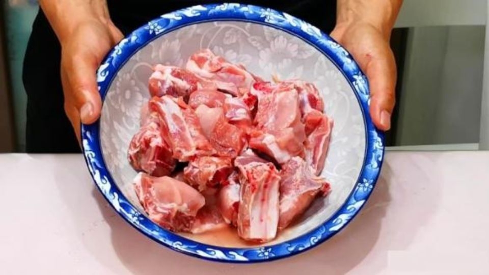 Sườn mua về rửa thật kỹ để loại bỏ mùi hôi khó chịu của thịt