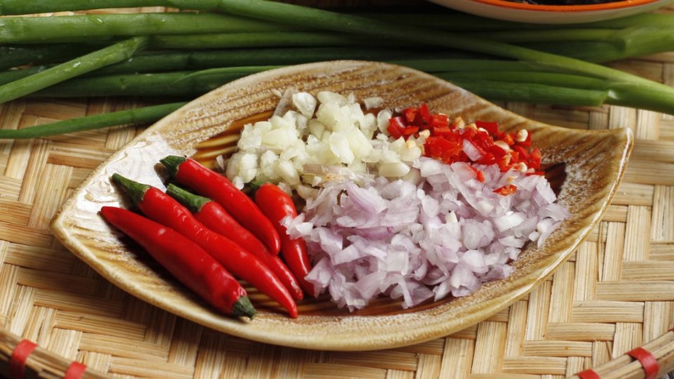 Hành tỏ băm thật nhỏ để ướp cùng sườn cho thấm đều gia vị