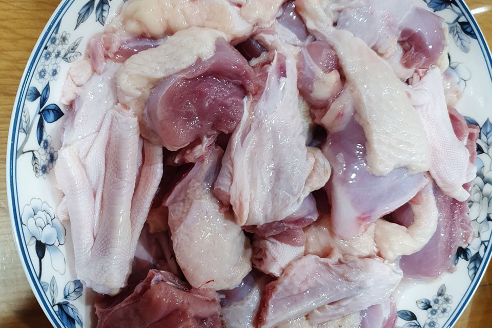 Sơ chế sạch và chặt thịt vịt.