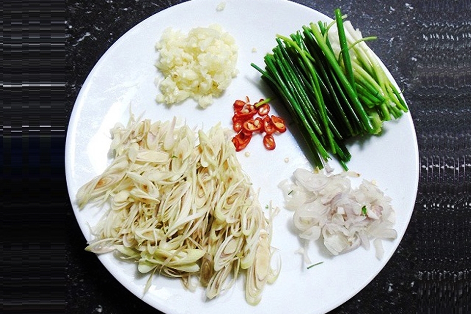 Sơ chế các nguyên liệu nấu vịt xào lăn.